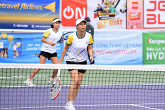 Vượt qua loạt loạt super tie-break đầy kịch tính, Phan Như Quỳnh và Trần Thụy Thanh Trúc giành chức vô địch đôi nữ, sau khi chỉ về nhì ở giải năm ngoái. (Ảnh: VTF)