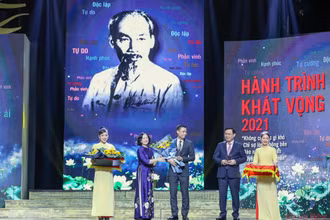Chủ tịch Quốc hội Vương Đình Huệ và Trưởng ban Tổ chức Trung ương Trương Thị Mai trao kỷ niệm chương cho các cá nhân, tập thể điển hình toàn quốc trong học tập và làm theo tư tưởng, đạo đức, phong cách Hồ Chí Minh. (Ảnh: Duy Linh)