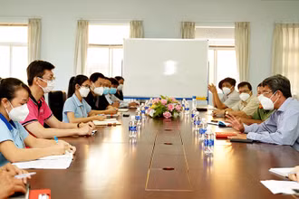 Phó Chủ tịch UBND tỉnh Bình Thuận Nguyễn Minh (ngoài cùng, bên phải) kiểm tra công tác phòng, chống dịch tại Công ty TNHH Quốc tế Right Rich.