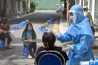 Xét nghiệm Covid-19 cho người dân tại phường Lê Đại Hành (Hai Bà Trưng, Hà Nội). (Ảnh: Duy Linh).