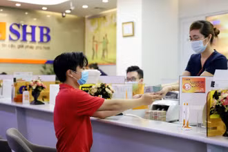 Khách hàng giao dịch tại Ngân hàng SHB.
