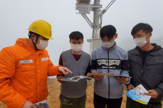 Cán bộ Điện lực Sơn La hướng dẫn người dân xã Chiềng Kheo cách sử dụng điện tiết kiệm.