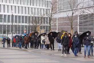 Người dân chờ tiêm vaccine ngừa Covid-19 tại Frankfurt am Main (Đức). (Ảnh: AFP/TTXVN)
