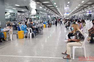 Người dân chờ tiêm tại một trung tâm tiêm chủng ở thủ đô Bangkok, Thái Lan. (Ảnh: NAM ĐÔNG)