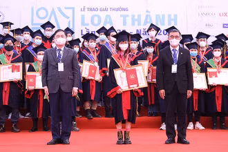 Ban tổ chức Giải thưởng Loa Thành lần thứ 33 - năm 2021 trao Giải nhất tặng các tác giả tiêu biểu, xuất sắc.