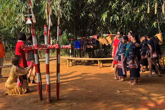 Du khách chụp ảnh với đồng bào dân tộc tại Làng Văn hóa.