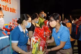 Liên đoàn Lao động TP Hồ Chí Minh trao tặng quà Tết cho người lao động có hoàn cảnh khó khăn trong Chương trình "Tết Sum vầy" năm 2020. (Ảnh: TTXVN)