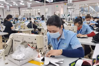 Nghề may công nghiệp đang được nhiều lao động nông thôn ở Nghệ An lựa chọn. (Ảnh: THÀNH CHÂU)