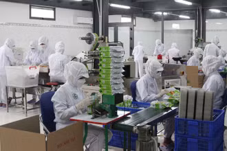 Cơ sở bánh dừa nướng TOPCOCO tăng cường sản xuất.