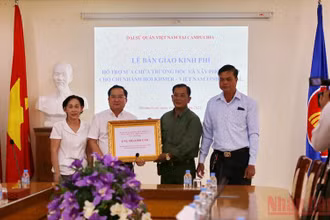Đại diện Agribank tại Campuchia trao kinh phí hỗ trợ cho Chi nhánh Hội Khmer-Việt Nam tỉnh Kandal (Ảnh: Nguyễn Hiệp)