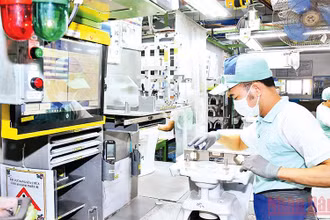 Lao động tại Công ty TNHH Toto Việt Nam, khu công nghiệp Bắc Thăng Long, Hà Nội. (Ảnh minh họa: DUY LINH)