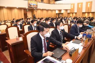 Các đại biểu Hội đồng nhân dân thành phố Hà Nội ấn nút thông qua Nghị quyết.