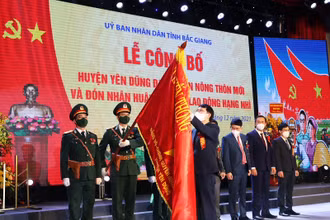 Đồng chí Lê Ánh Dương, Chủ tịch UBND tỉnh Bắc Giang trao Huân chương Lao động hạng Nhì cho Đảng bộ, chính quyền và nhân dân huyện Yên Dũng.