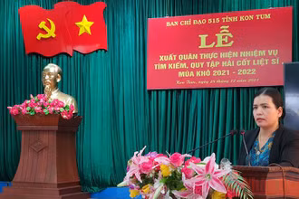 Phó Chủ tịch Ủy ban nhân dân tỉnh Kon Tum Y Ngọc, phát biểu chỉ đạo, động viên các chiến sĩ Đội K53 lên đường làm nhiệm vụ.