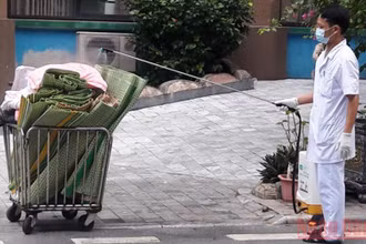 Nhân viên y tế phun khử khuẩn đồ dùng ở cơ sở điều trị nội trú.