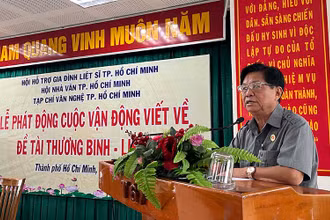 Nhà văn Trần Thế Tuyển phát biểu trong buổi họp báo.