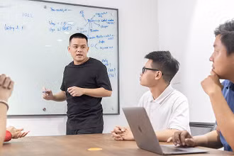 Lê Đình Lực, tác giả phương pháp dạy và học ngoại ngữ Linearthinking thảo luận công việc với các đồng nghiệp. (Ảnh: Nhật Minh)
