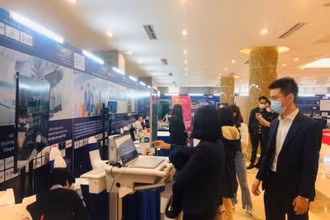 Các đại biểu tham quan mô hình đổi mới sáng tạo tại hội nghị.