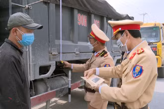 Công an giao thông tỉnh Hà Nam kiểm tra kích thước thành thùng xe tải lưu thông trên địa bàn huyện Thanh Liêm. 