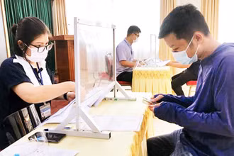 Người lao động ở quận Hoàn Kiếm nhận tiền từ gói hỗ trợ 26 nghìn tỷ đồng. (Ảnh: Thủy Trúc)