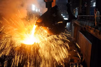 Công đoạn sản xuất tại một nhà máy thép ở Trung Quốc. (Ảnh: Reuters)
