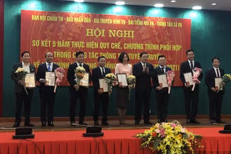 Đồng chí Phan Đình Trạc trao Kỷ niệm chương Vì sự nghiệp Nội chính Đảng.