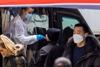 Xét nghiệm Covid-19 lưu động ở Manhattan, New York, Mỹ, ngày 8/12/2021. (Ảnh: Reuters)