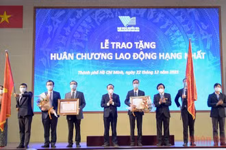 Các tập thể ĐHQG TP Hồ Chí Minh vinh dự đón nhận Huân chương Lao động hạng Nhất do Chủ tịch nước tặng. 