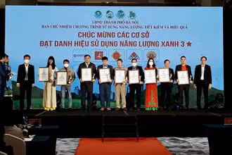 Trao giải cho các cơ sở đạt danh hiệu Năng lượng xanh Hà Nội 2021.
