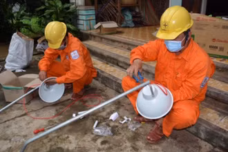 Công ty Điện lực Bình Định phối hợp Đoàn thanh niên thị xã Hoài Nhơn thực hiện chương trình “Thắp sáng đường quê”.