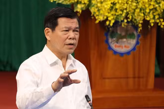 Bí thư Tỉnh ủy Đồng Nai Nguyễn Hồng Lĩnh trả lời các câu hỏi của người lao động tại buổi đối thoại.