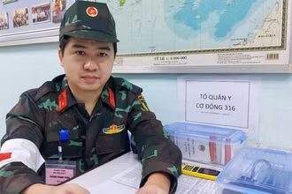 Bác sĩ Hoàng Thanh Tuấn, Viện Bỏng Quốc gia cùng các đồng đội lập nhóm tư vấn hỗ trợ F0 điều trị tại nhà. 