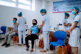 Đẩy nhanh tiến độ tiêm vaccine ngừa Covid-19 cho các đối tượng từ 12 tuổi trở lên là biện pháp quan trọng trong phòng, chống dịch.