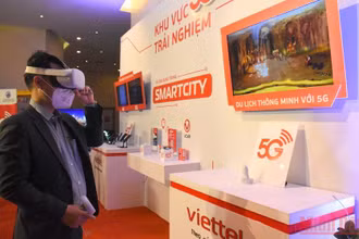 Người dân Đà Nẵng trải nghiệm mạng 5G Viettel tại sự kiện. (Ảnh: ANH ĐÀO)