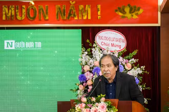Nhà văn Nguyễn Quang Thiều phát biểu tại lễ vận động.