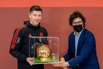 Lewandowski lần thứ 2 liên tiếp đoạt giải Cầu thủ Vàng. 