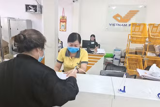 Việc chi trả lương hưu cho người dân được bưu điện thực hiện bảo đảm an toàn.