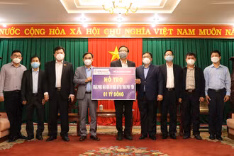 Lãnh đạo Tổng công ty Phát điện 2 trao kinh phí hỗ trợ Phú Yên khắc phục hậu quả lũ, lụt.