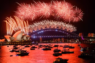 Pháo hoa rực sáng khu vực cầu cảng Sydney, Australia trong khoảnh khắc đầu tiên của năm mới, ngày 1/1/2022. (Ảnh: Reuters)