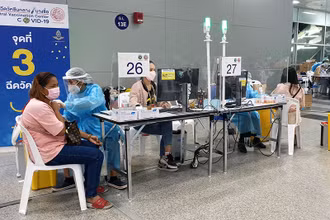 Người dân Thái Lan tiêm vaccine ngừa Covid-19 tại một trung tâm tiêm chủng ở thủ đô Bangkok. (Ảnh: NAM ĐÔNG)