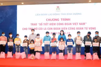 Trao sổ tiết kiệm cho trẻ mồ côi là con của đoàn viên công đoàn tử vong do dịch Covid-19 tại Bình Dương.