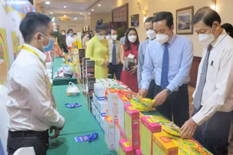 Các đại biểu tham quan một gian hàng tại triển lãm.