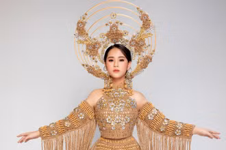 Vũ Huyền Diệu và trang phục "Việt Nam - Rừng vàng biển bạc". (Ảnh: Tạp chí Môi trường và Đô thị Việt Nam cung cấp)