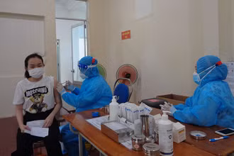 Tỉnh Khánh Hòa quyết tâm tiêm phủ vaccine cho người dân đạt mức cao nhất; chuẩn bị tiêm mũi nhắc lại cho người từ 18 tuổi trở lên.