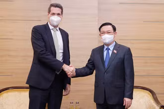 Chủ tịch Quốc hội Vương Đình Huệ tiếp Giám đốc ADB tại Việt Nam Andrew Jeffries. (Ảnh: TTXVN)