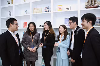 Các đại biểu trao đổi bên lề Diễn đàn Trí thức trẻ Việt Nam toàn cầu lần thứ IV-năm 2020.