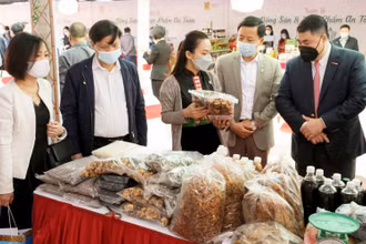 Hàng hóa nông sản Sơn La được giới thiệu tại siêu thị Big C Thăng Long.
