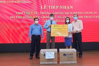 Trao bảng tượng trưng tại buổi tiếp nhận ngày 1/12.