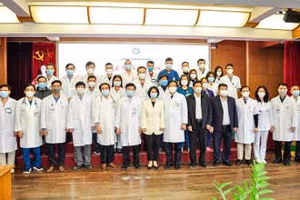 26 cán bộ, nhân viên y tế Bệnh viện Bạch Mai chi viện cho quận Đống Đa chống dịch.