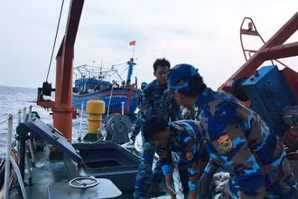 Tàu của Bộ đội Biên phòng Nghệ An chuẩn bị kéo tàu cá bị nạn vào bờ. (Ảnh minh họa)